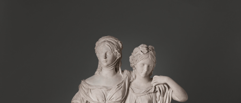 Zu sehen ist ein Detail des Gipsmodells mit den Gesichtern der Prinzessinnen Luise und Friederike von Preußen.