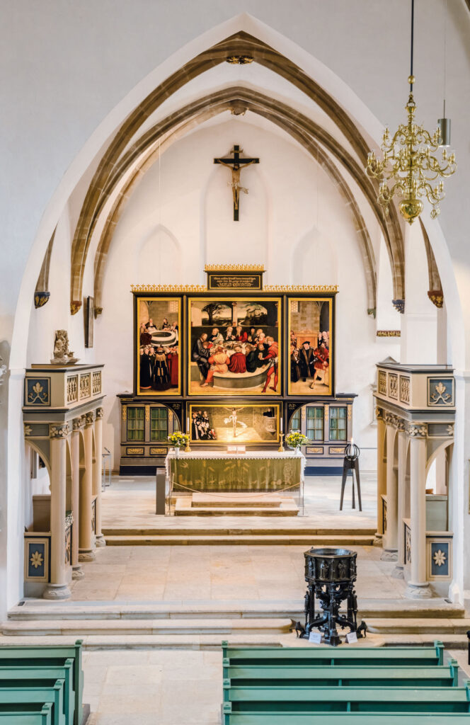Zu sehen ist das Kircheninnere mit Blick auf den Altarraum.