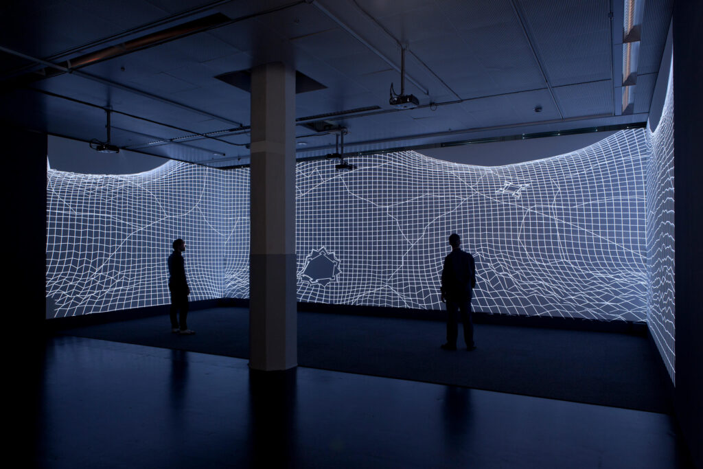 Zu sehen ist eine Videoinstallation in der Ausstellung.