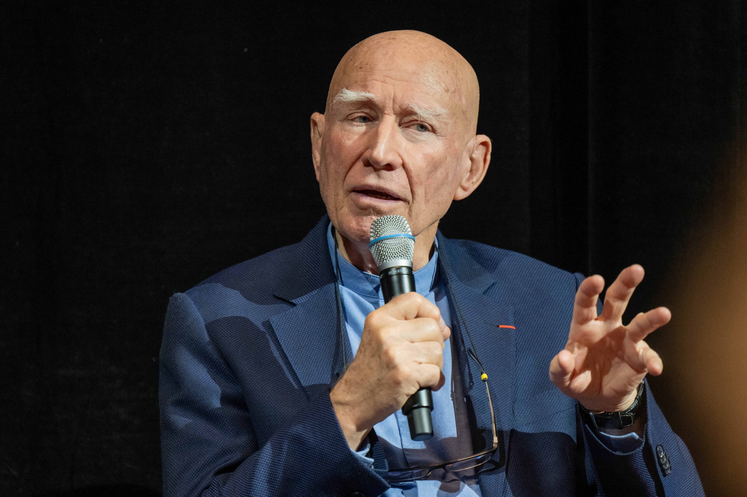 Sebastião Salgado spricht in ein Mikrofon.