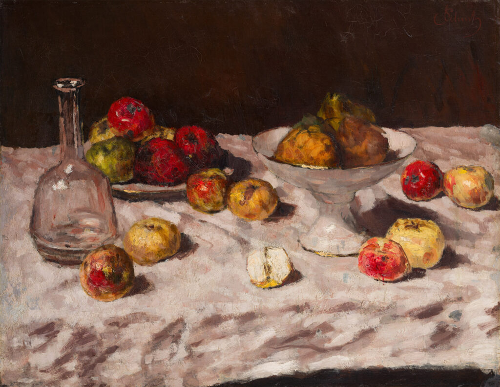 Zu sehen ist das Gemälde Äpfel auf Weiß, mit halbem Apfel von Carl Schuch. Auf einer mit groben Pinselstrichen dargestellten weißen Tischdecke befinden sich zahlreiche Äpfel und Objekte.