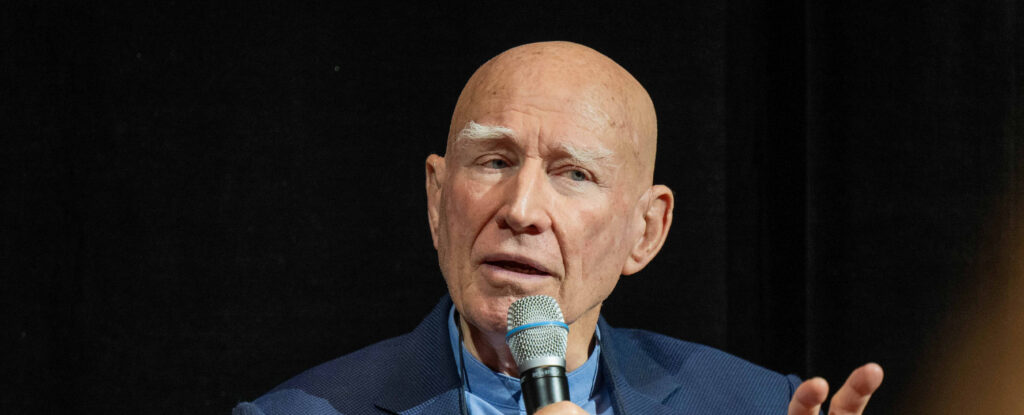 Sebastião Salgado spricht in ein Mikrofon.