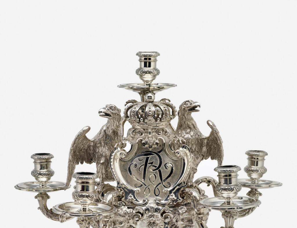 Zu sehen ist ein Detail des Silber-Leuchters mit einer Kartusche, die die Initialen FWR für Friedrich Wilhelm Rex zeigt.