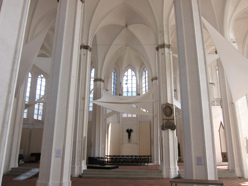 Zu sehen ist der weiß getünchte Innenraum von St. Petri.