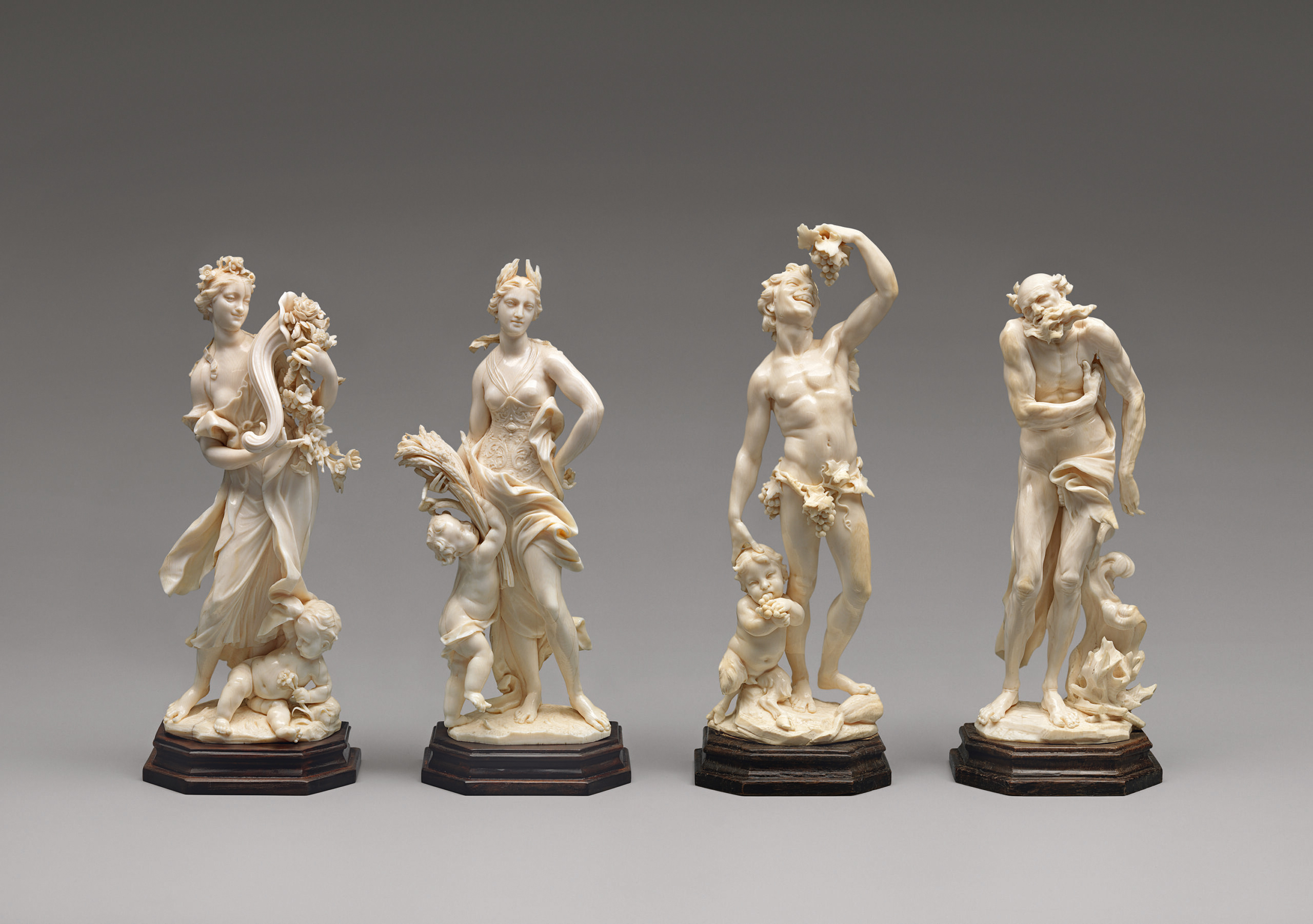 Zu sehen sind die vier Elfenbeinarbeiten Balthasar Permosers, die die vier Jahreszeiten darstellen. Von links nach rechts: der Frühling, der Sommer, der Herbst und der Winter.