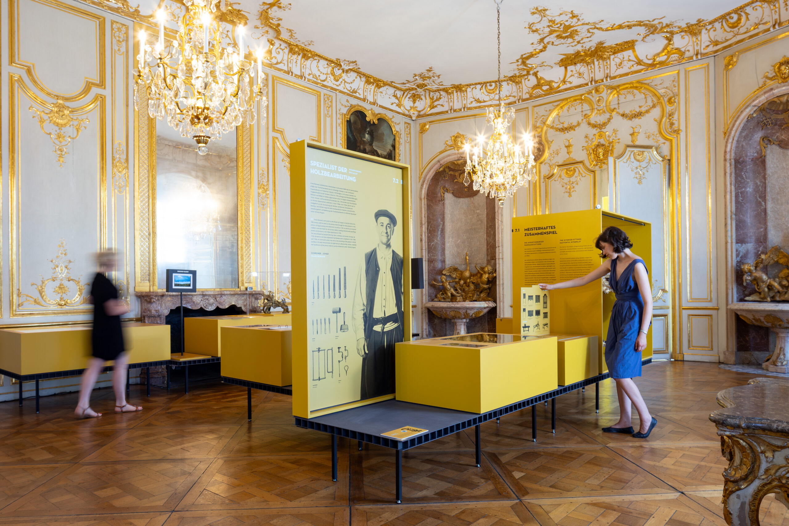 Ausstellungsansicht mit zwei Besucherinnen.