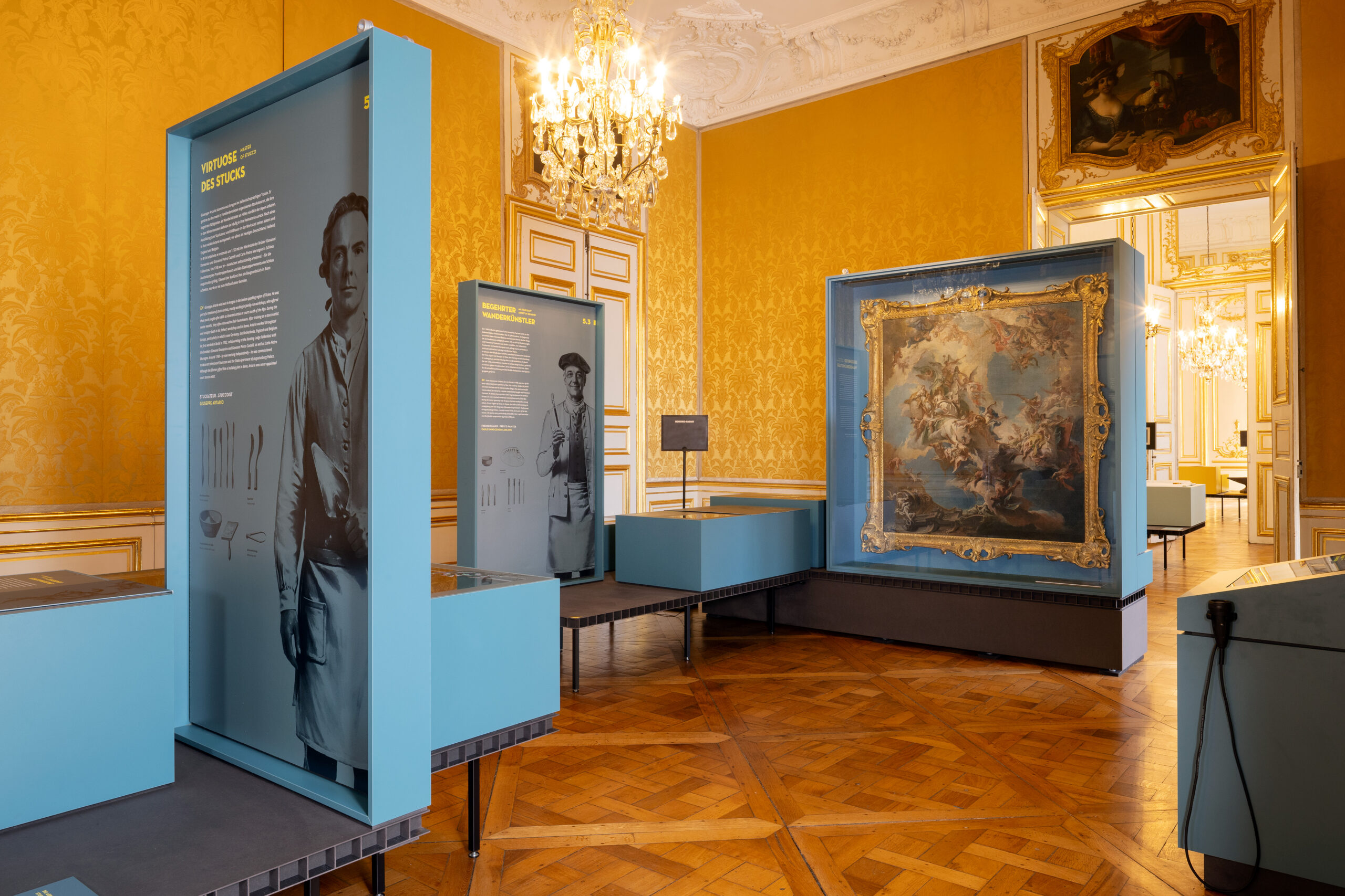 Blick in die Ausstellung in den prunkvollen Räumen des Schlosses.