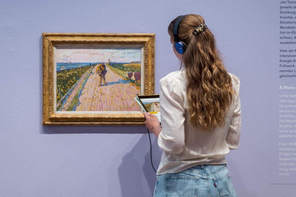 Zu sehen ist das Gemälde "Deichweg bei Westkapelle" von Jan Toorop in der Ausstellungsansicht.
