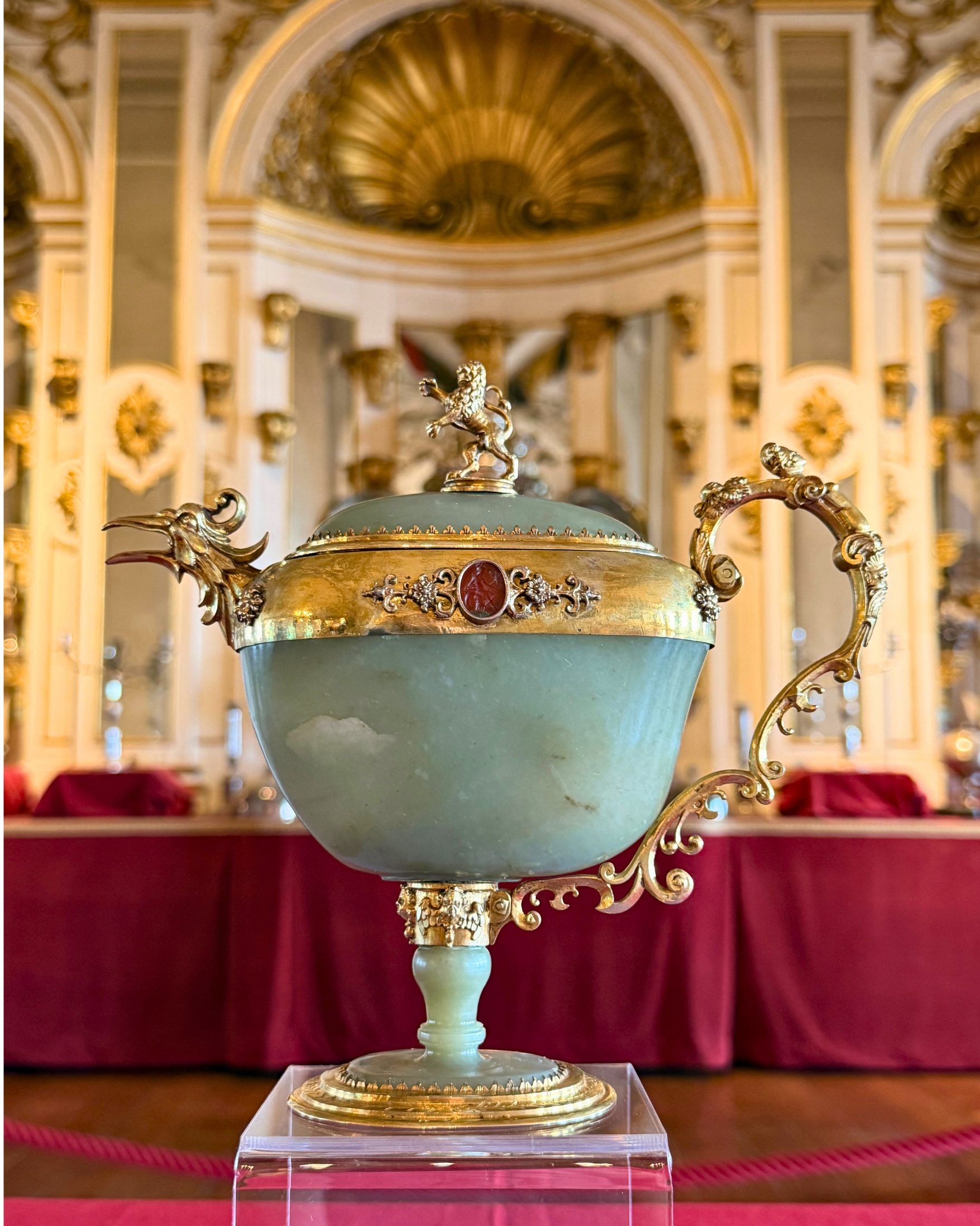 Zu sehen ist die Jadekanne in Detailansicht im Festsaal von Schloss Friedenstein.