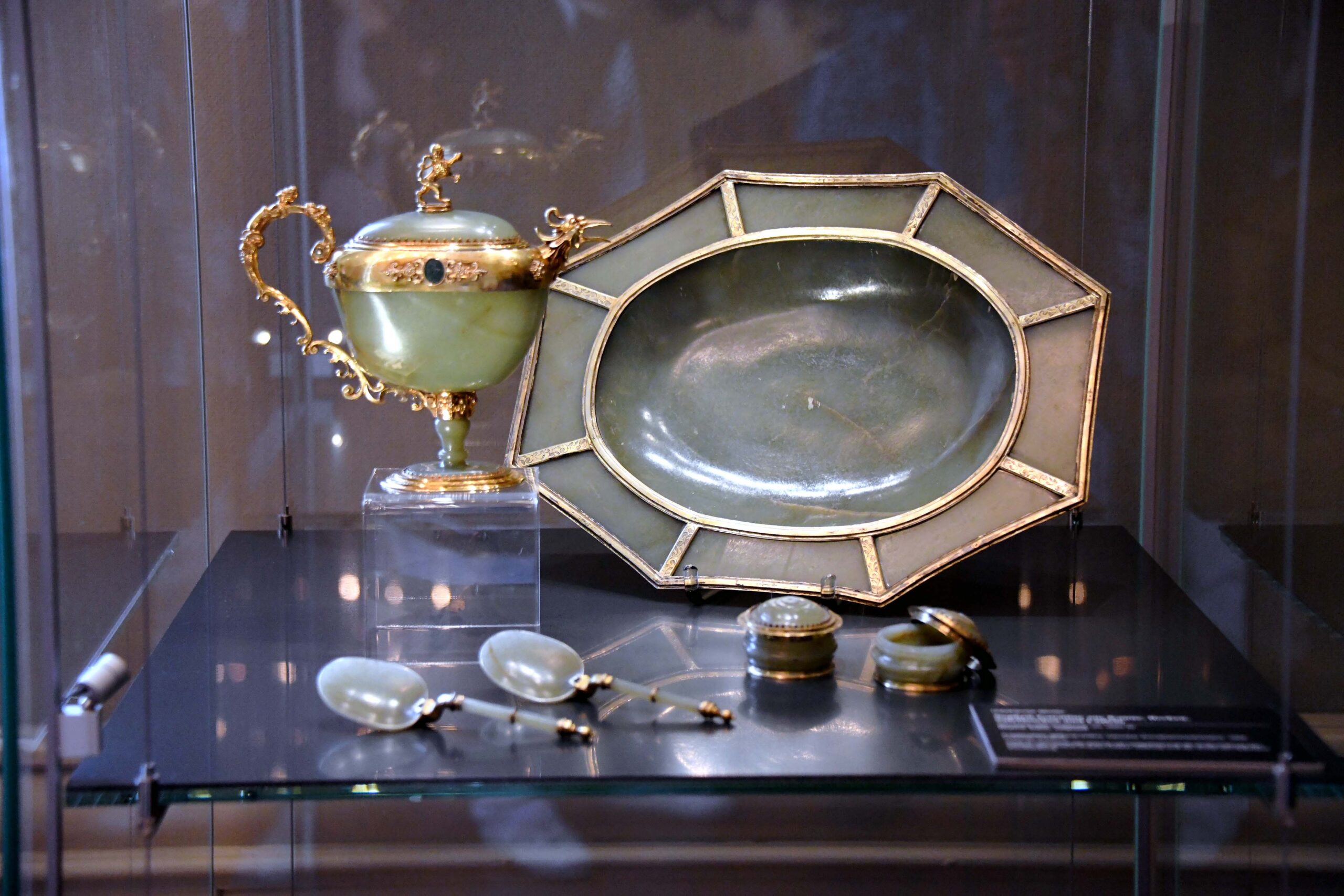 Zu sehen ist das Tafelset in einer Vitrine in der Ausstellungsansicht in der Kunstkammer.